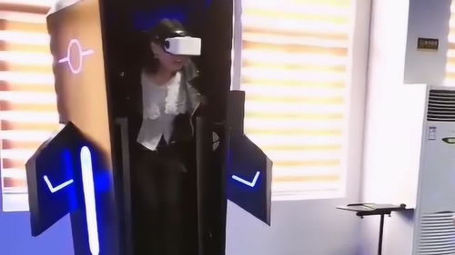 高科技就是厲害,小姐姐偏要體驗一下這個高科技產品,她在里面暈頭轉向的